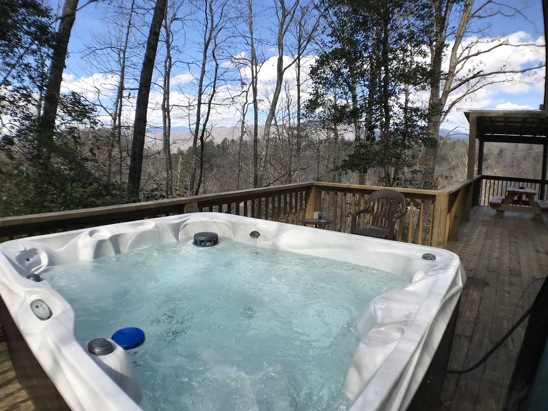 HOT TUB WITH MOUTAIN VIEW